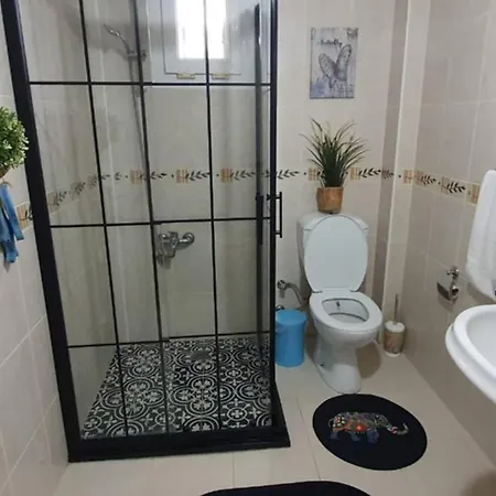 Fethiye Ciftlik'Te Bahce Kati Guenluek Kiralik Ev *